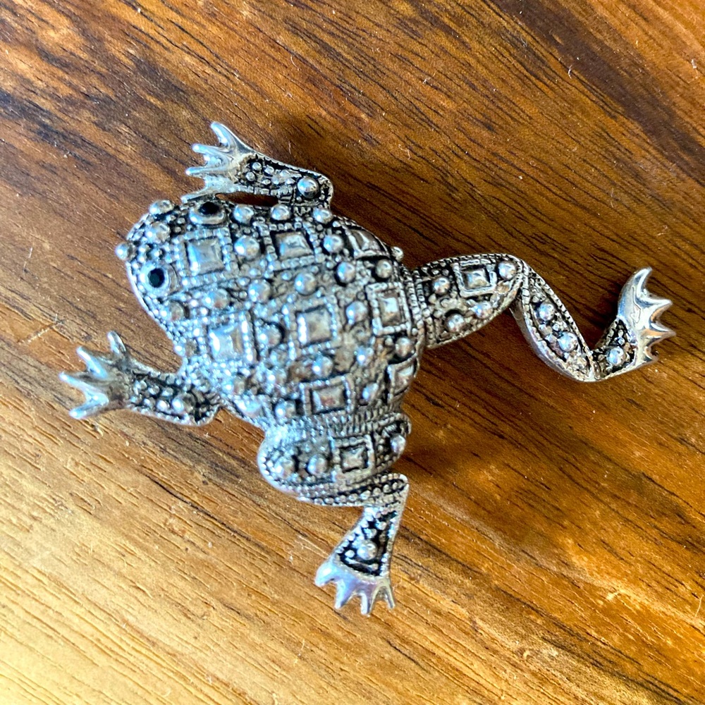 Leaping Frog Brooch - Picture 2 of 4